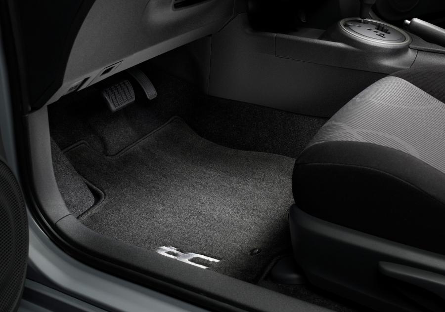 Детали интерьера Scion tC 2011 года  (фото 49 из 68)